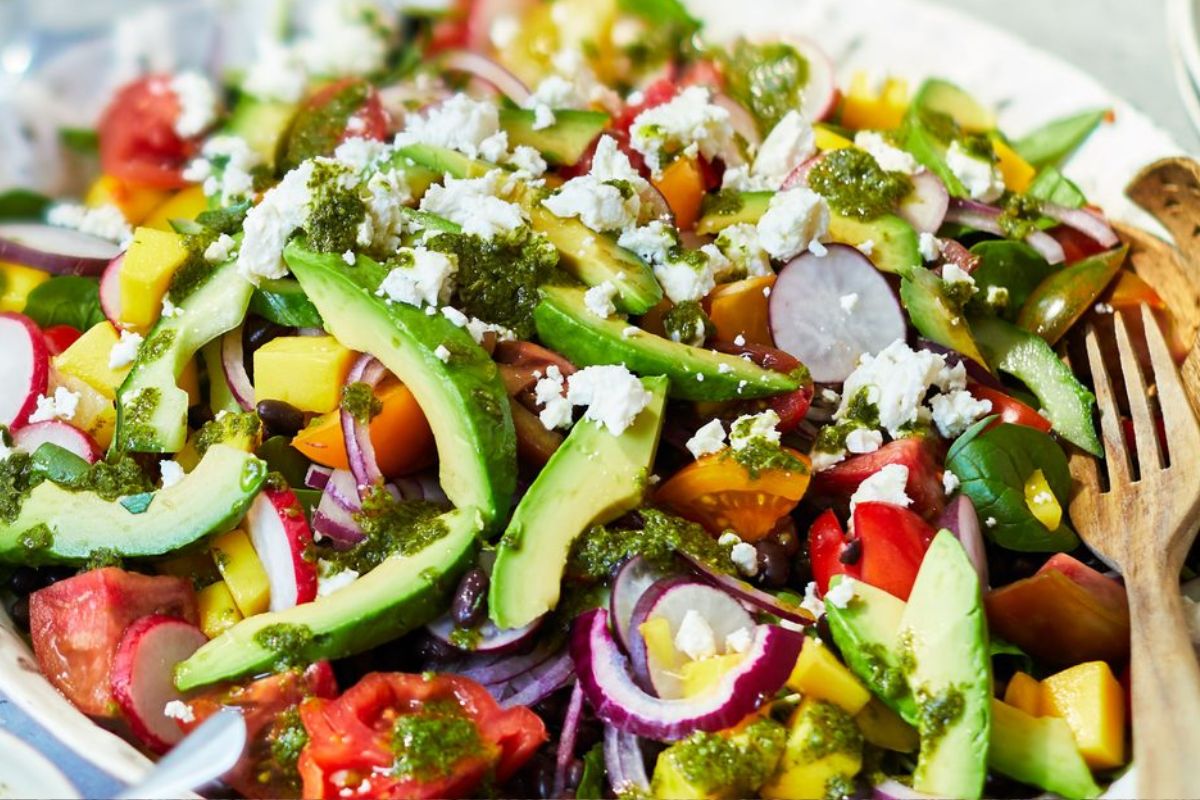 স্যালাড: স্যালাড স্বাস্থ্যকর তবে তা যদি ঠিকভাবে বানানো হয়। কিন্তু অনেকেই ড্রেসিং, চিজ ও বাদাম দিয়ে এটিকে ক্যালোরি দিয়ে ভরিয়ে ফেলেন, ফলে ফ্যাট কমার বদলে বেড়ে যায়।
